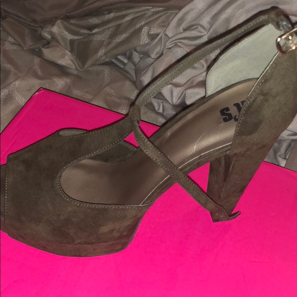 It’s fashion olive green platform Heels